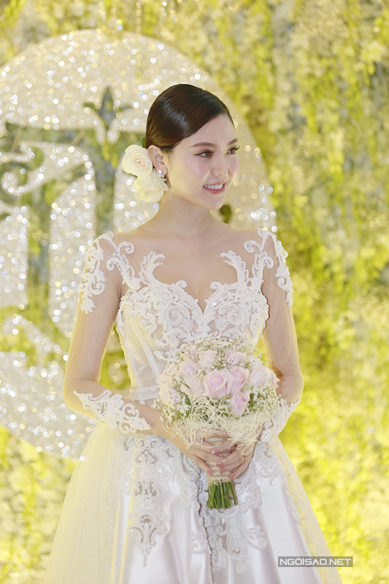 Ngọc Duyên rạng rỡ bên chồng đại gia 43 tuổi trong tiệc cưới ở Hà Nội